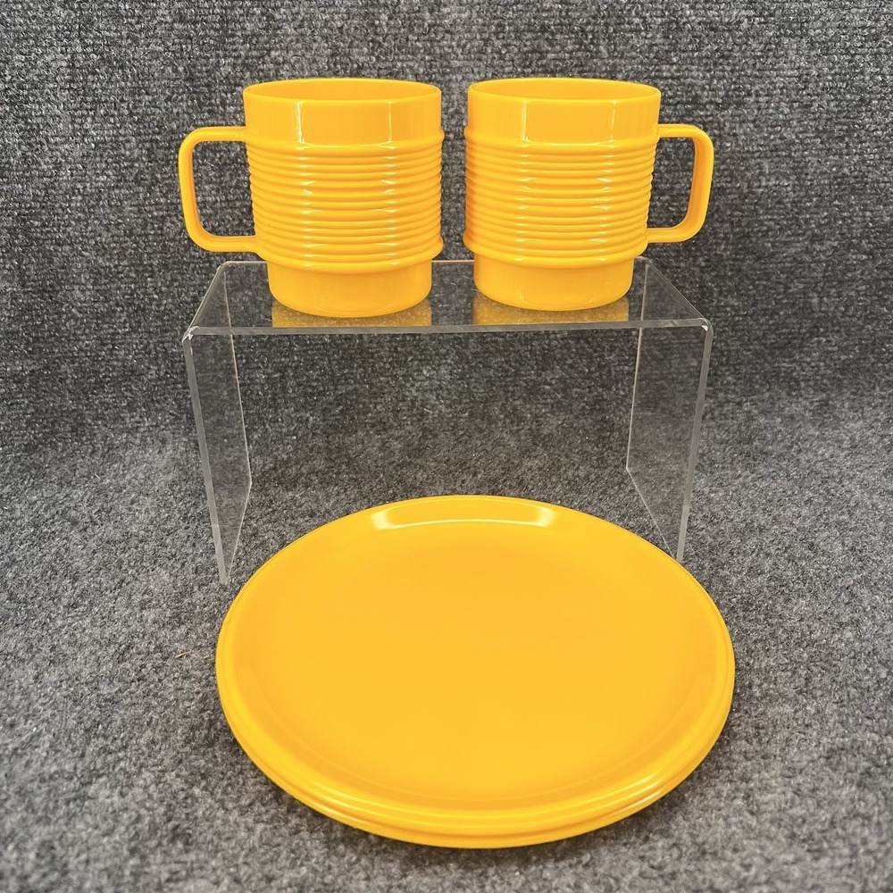 2 VTG Yellow Rubbermaid Ribbed Cups 3816 & 2 Plates 3838 Camping Kids Outdoor